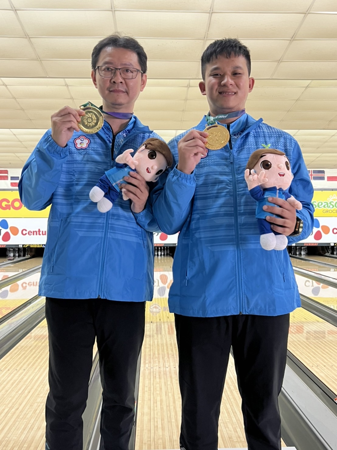 (圖)Taiwan’s team Hsieh Sheng-fu (left) and Chen Chien-hao (right) took gold in the men’s doubles in bowling at the 2022 Deaflympics.